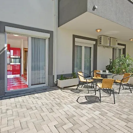 1 Bedroom Lovely In Apartment Makarska
