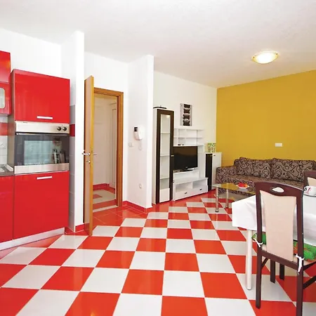 1 Bedroom Lovely In Makarska